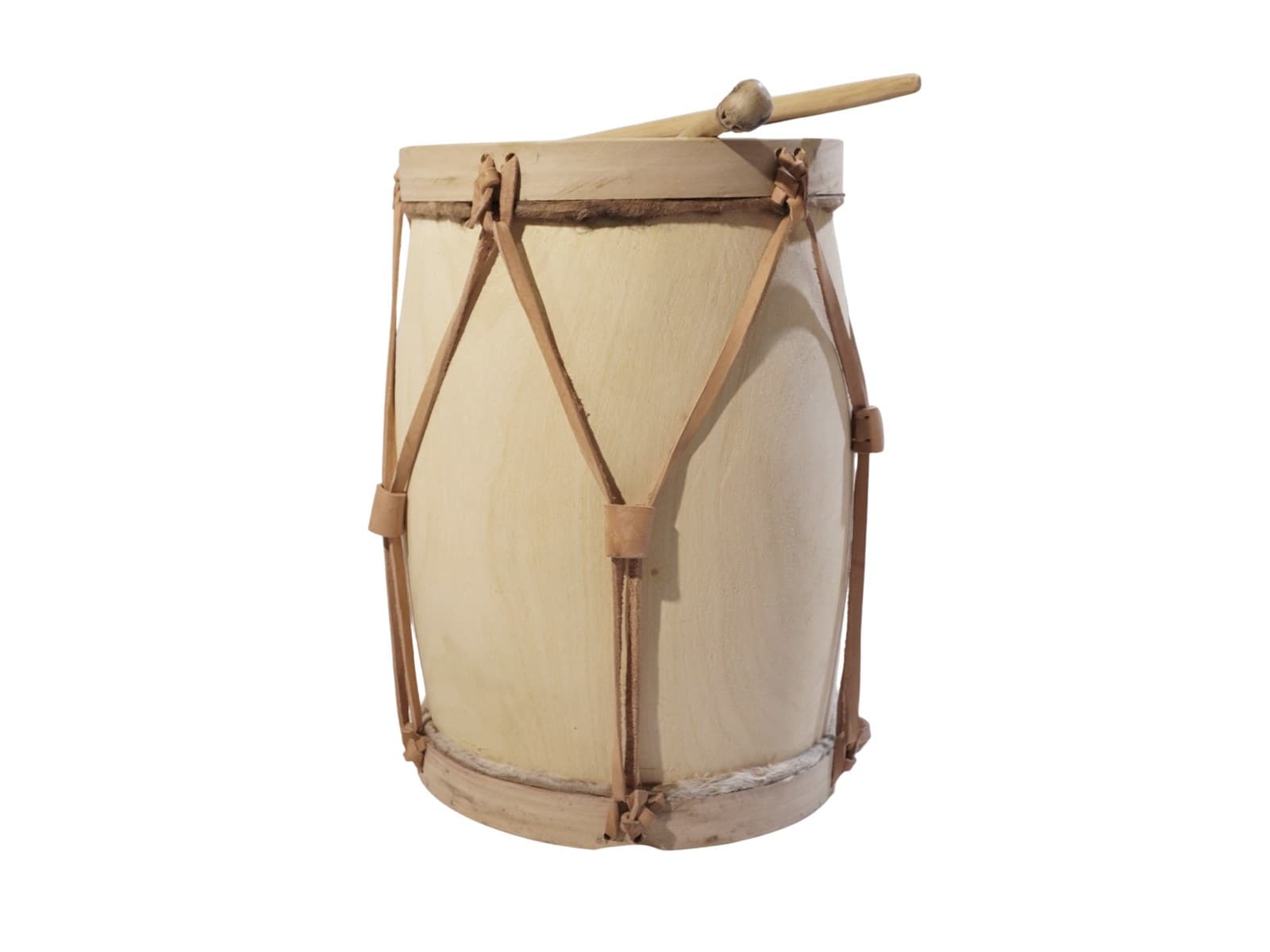 Bombo de madera con mazo sobre fondo blanco