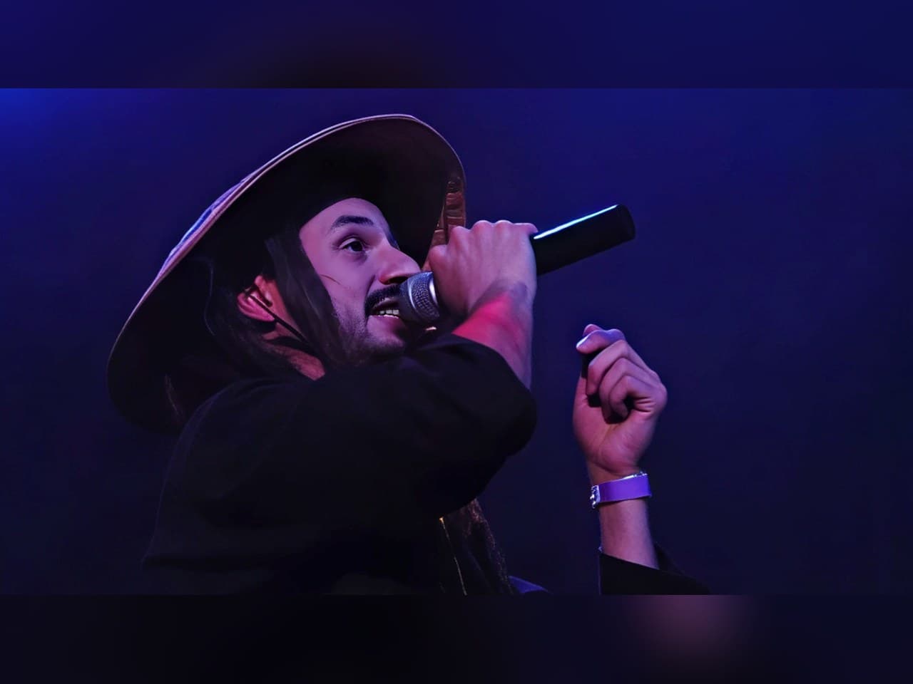 Cantante con sombrero en un recital